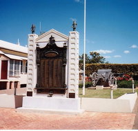 Gayndah War Memorial - Winery Find