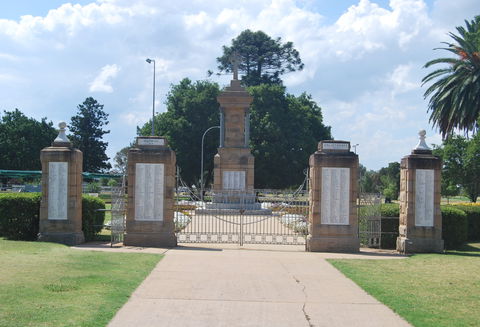 Warwick War Memorial And Gates - Winery Find 0