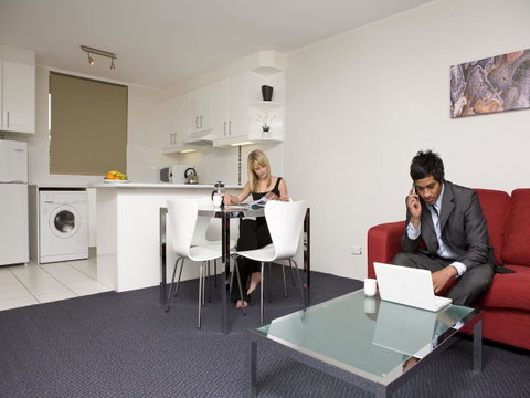 Manuka Park Serviced Apartments - Winery Find 13