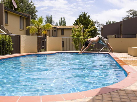 Manuka Park Serviced Apartments - Winery Find 16
