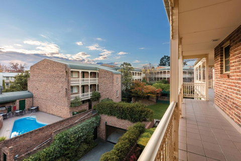 Adina Serviced Apartments Canberra Kingston - Winery Find 8
