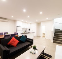 3BR Townhouse Double Garage walk to Lake Ginninderra - Winery Find
