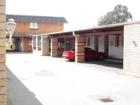 Canberra Lyneham Motor Inn - Winery Find 3