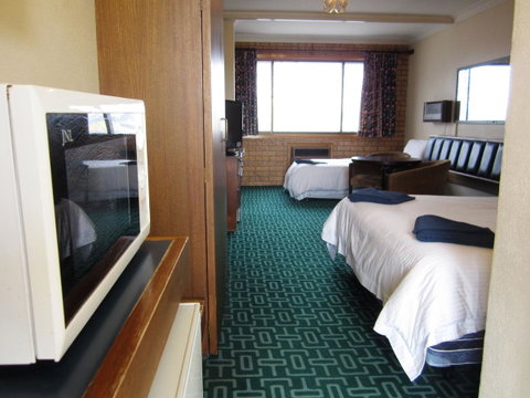 Canberra Lyneham Motor Inn - Winery Find 6