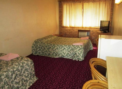Canberra Lyneham Motor Inn - Winery Find 11