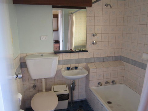 Canberra Lyneham Motor Inn - Winery Find 9