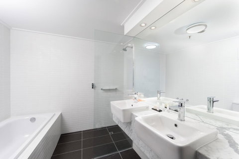 Rydges Canberra - Winery Find 36