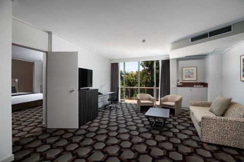 Rydges Canberra - Winery Find 38
