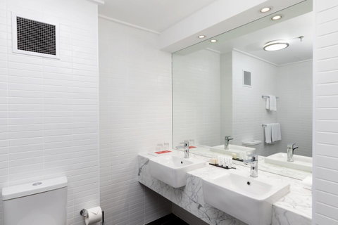 Rydges Canberra - Winery Find 33