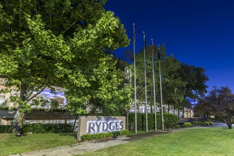 Rydges Canberra - Winery Find 18