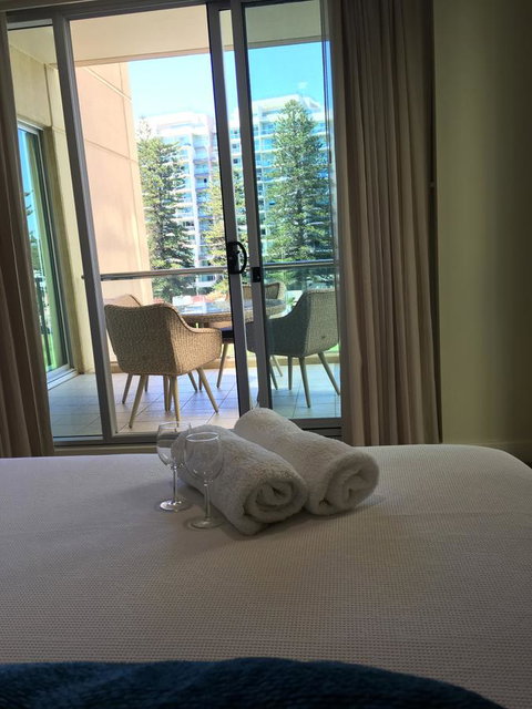 Beachside Luxury Apartments One & Two Bedroom In Beachfront Oaks Pier Building - Winery Find 24