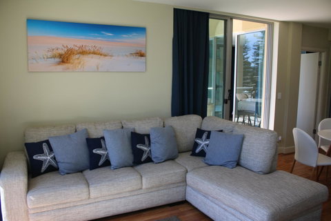 Beachside Luxury Apartments One & Two Bedroom In Beachfront Oaks Pier Building - Winery Find 11