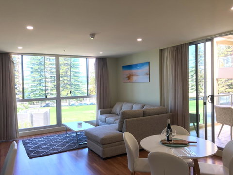 Beachside Luxury Apartments One & Two Bedroom In Beachfront Oaks Pier Building - Winery Find 3
