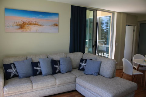 Beachside Luxury Apartments One & Two Bedroom In Beachfront Oaks Pier Building - Winery Find 12