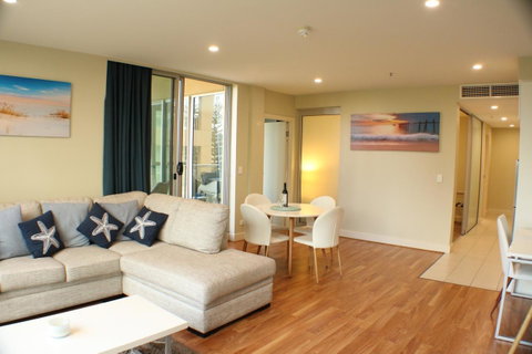 Beachside Luxury Apartments One & Two Bedroom In Beachfront Oaks Pier Building - Winery Find 5