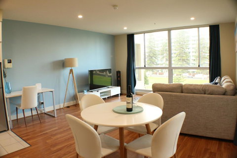 Beachside Luxury Apartments One & Two Bedroom In Beachfront Oaks Pier Building - Winery Find 0