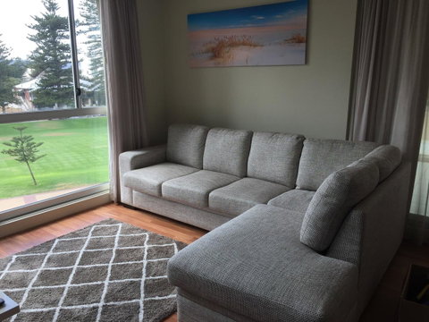 Beachside Luxury Apartments One & Two Bedroom In Beachfront Oaks Pier Building - Winery Find 16