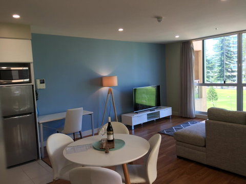 Beachside Luxury Apartments One & Two Bedroom In Beachfront Oaks Pier Building - Winery Find 19