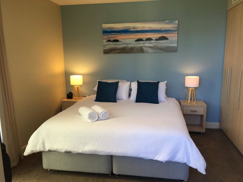 Beachside Luxury Apartments One & Two Bedroom In Beachfront Oaks Pier Building - Winery Find 22