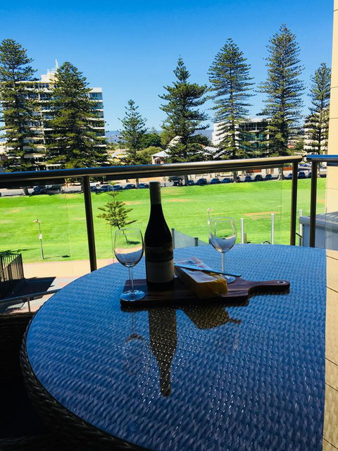 Beachside Luxury Apartments One & Two Bedroom In Beachfront Oaks Pier Building - Winery Find 26