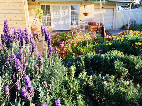 Beautiful Garden House - Winery Find 9