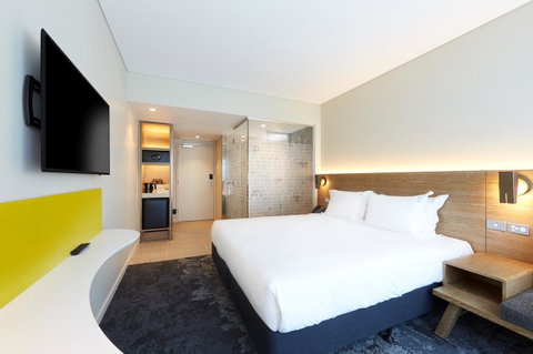 Holiday Inn Express Adelaide City Centre, An IHG Hotel - Winery Find 7