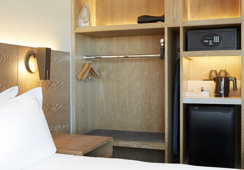 Holiday Inn Express Adelaide City Centre, An IHG Hotel - Winery Find 9