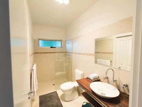 S T U D I O 22 Peaceful Retreat With Garden Views - Winery Find 6