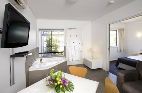 Majestic Oasis Apartments - Winery Find 14