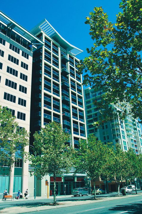 Oaks Adelaide Horizons Suites - Winery Find 0