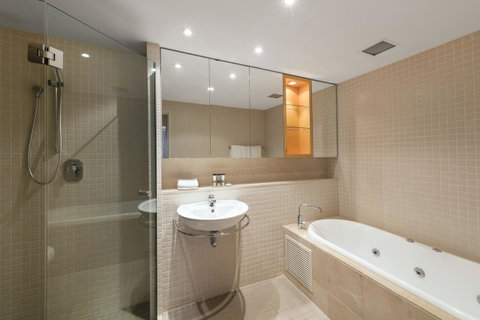 Oaks Glenelg Plaza Pier Suites - Winery Find 3