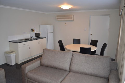 Arkana Motor Inn & Terrace Apartments - Winery Find 11