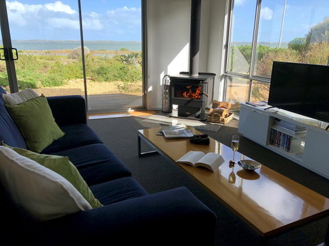 Coorong Waterfront Retreat - Winery Find 8