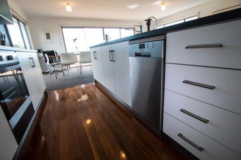 Coorong Waterfront Retreat - Winery Find 10