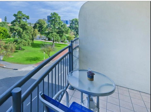 Spacious 4 BR And 2 Bathrooms City Apartment - Winery Find 7