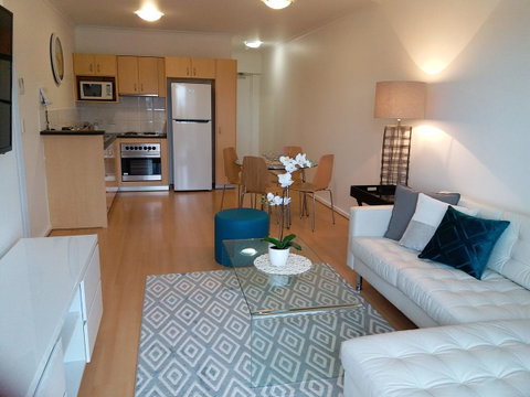 Spacious 4 BR And 2 Bathrooms City Apartment - Winery Find 12