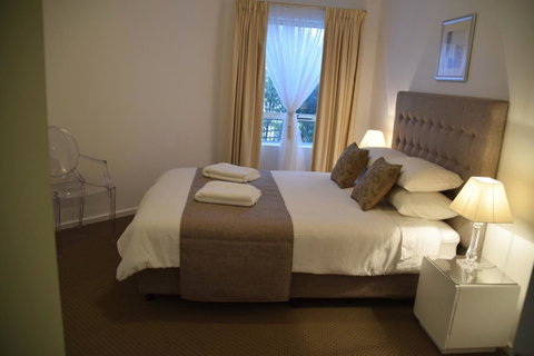 Spacious 4 BR And 2 Bathrooms City Apartment - Winery Find 17