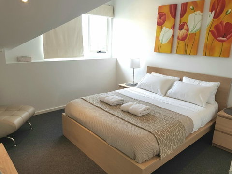 Spacious 4 BR And 2 Bathrooms City Apartment - Winery Find 4