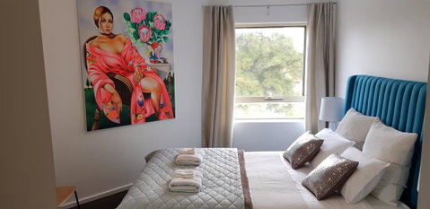 Spacious 4 BR And 2 Bathrooms City Apartment - Winery Find 10