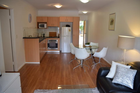 Spacious 4 BR And 2 Bathrooms City Apartment - Winery Find 18