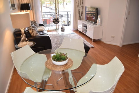 Spacious 4 BR And 2 Bathrooms City Apartment - Winery Find 14