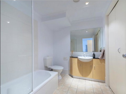 Spacious 4 BR And 2 Bathrooms City Apartment - Winery Find 8