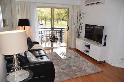 Spacious 4 BR And 2 Bathrooms City Apartment - Winery Find 16