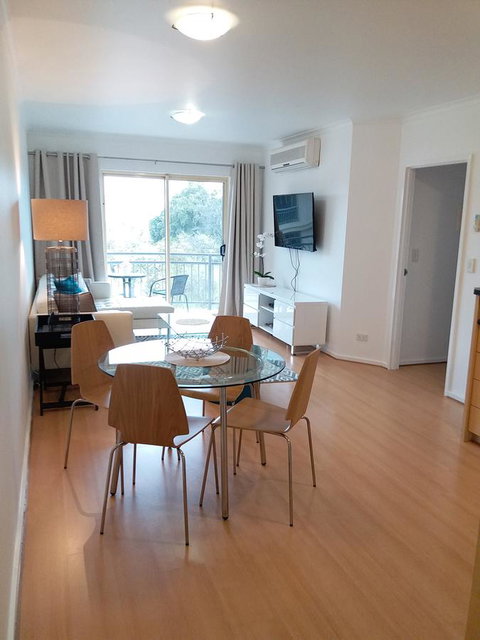 Spacious 4 BR And 2 Bathrooms City Apartment - Winery Find 13