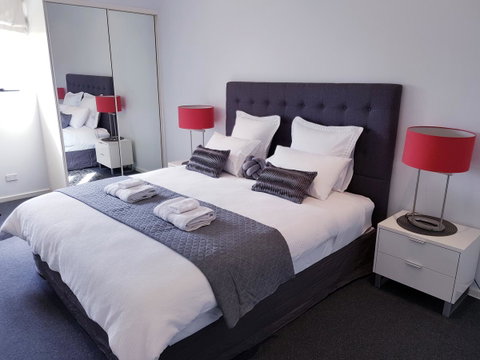 Spacious 4 BR And 2 Bathrooms City Apartment - Winery Find 3