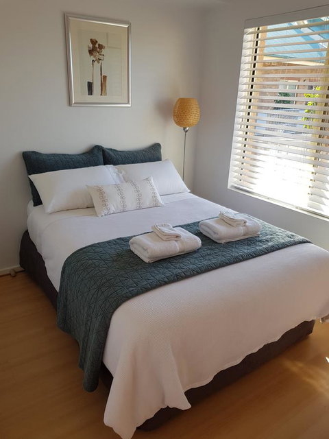 Spacious 4 BR And 2 Bathrooms City Apartment - Winery Find 6