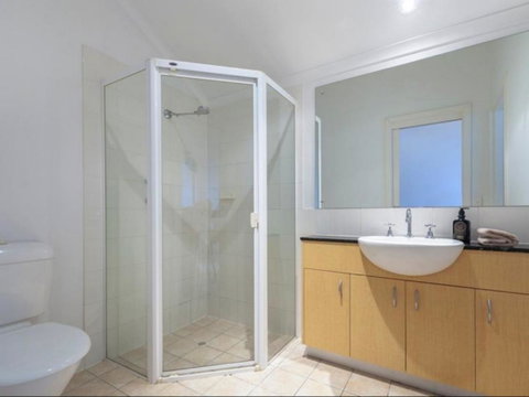 Spacious 4 BR And 2 Bathrooms City Apartment - Winery Find 9