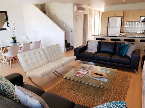 Spacious 4 BR And 2 Bathrooms City Apartment - Winery Find 0