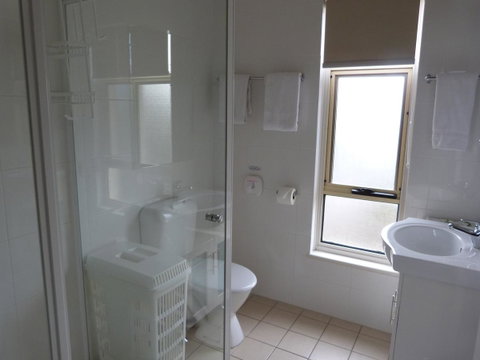 Glenelg Holiday Apartments - Corfu - Winery Find 14