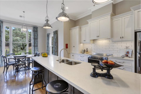 Grandview Accommodation - The Elm Tree Apartments - Winery Find 15